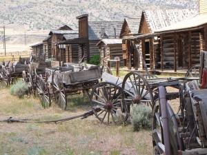 Log cabins and wagons at the Old Trail Town