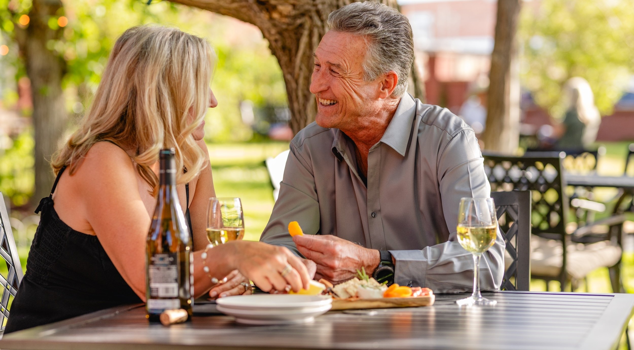 Couple enjoying some food and drinks at the Chamberlin Inn